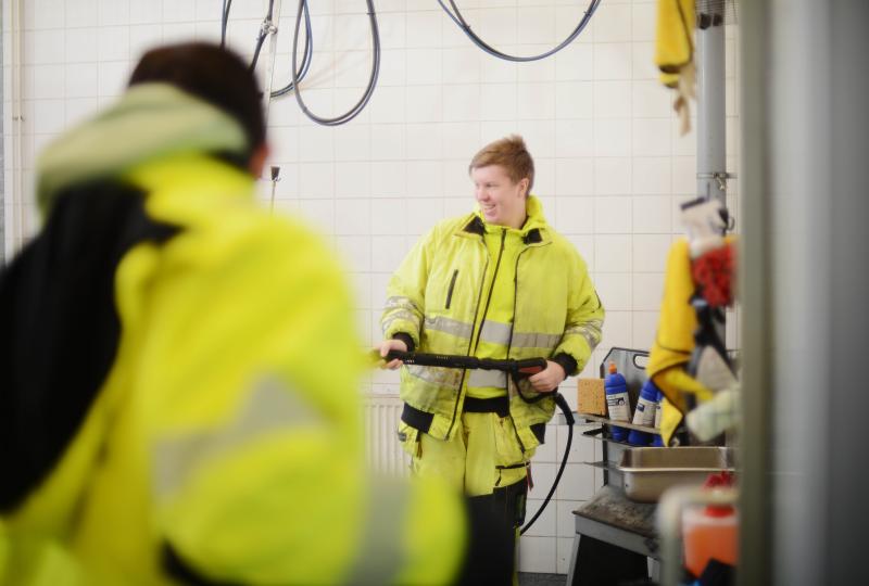 Studerande tvättar en bil