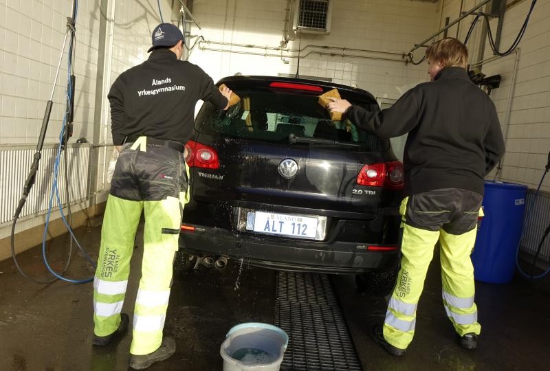 Elever som tvättar en bil