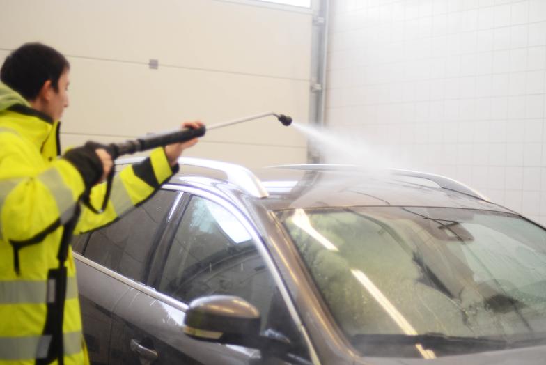 Studerande tvättar bilen